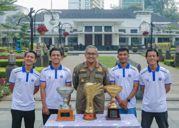 Wali Kota Bandung Muhammad Farhan dan pemain Persib di Balai Kota Bandung.(Foto: Humas Pemkot Bandung)