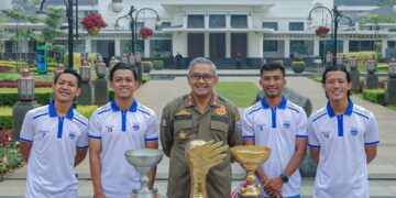 Wali Kota Bandung Muhammad Farhan dan pemain Persib di Balai Kota Bandung.(Foto: Humas Pemkot Bandung)