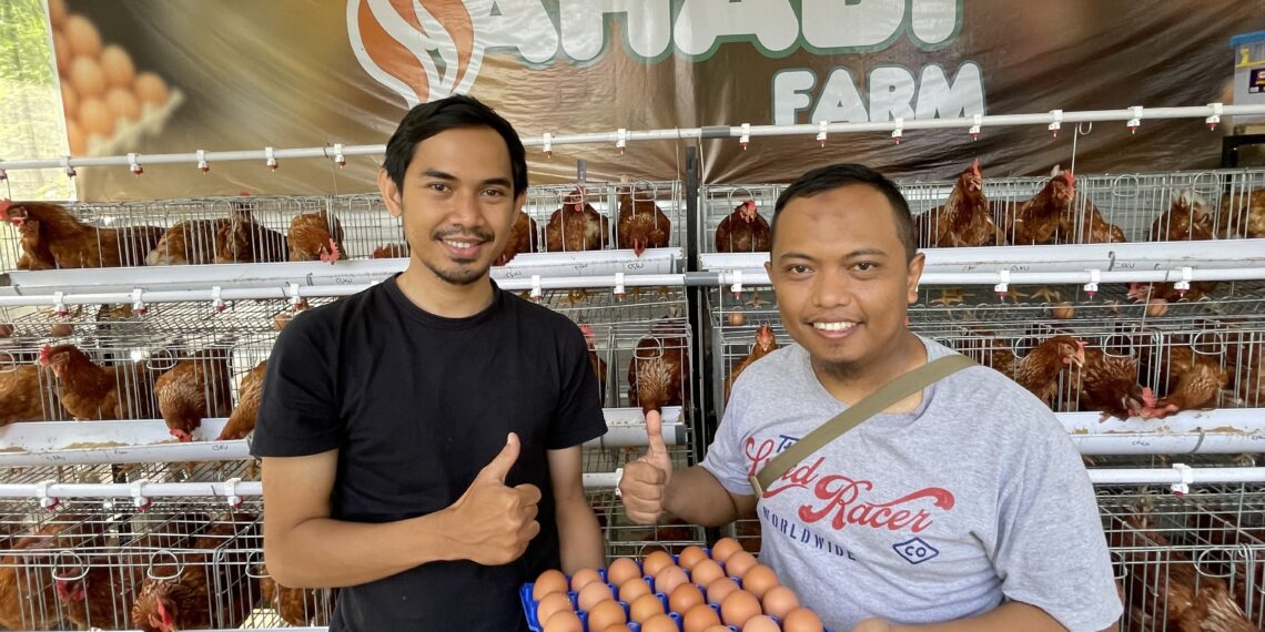 Abi Dicky (kanan) dan Dudi Herdiansyah (kiri) di Sahabi Farm.