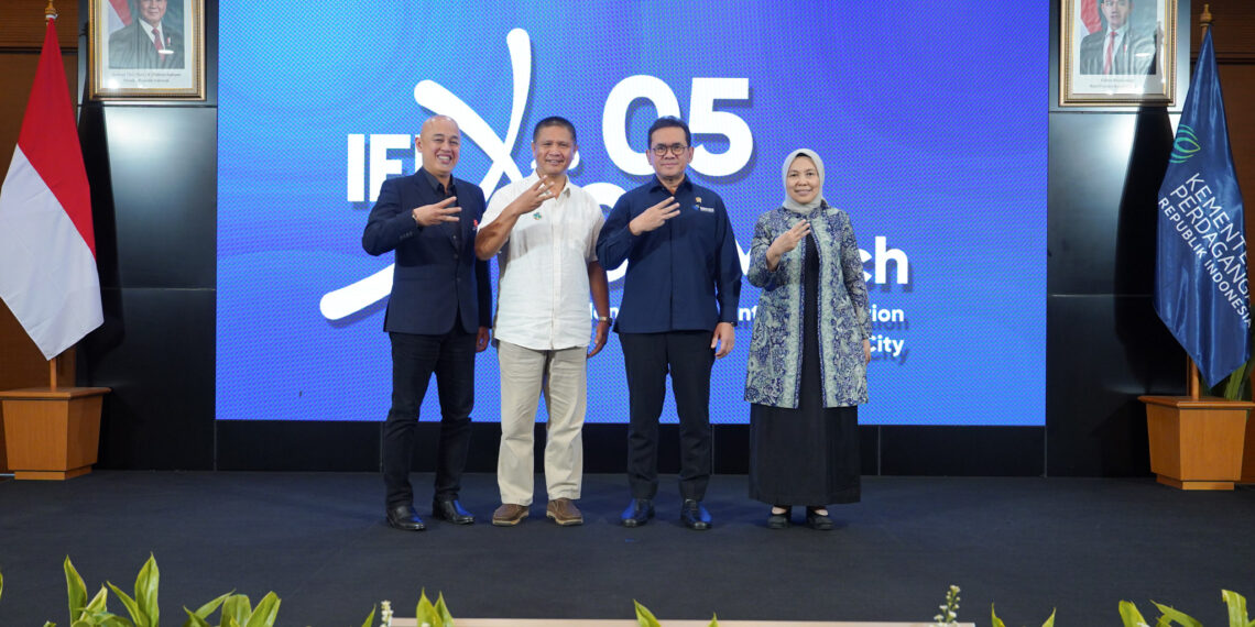 Menteri Perdagangan Budi Santoso didampingi Direktur Jenderal Pengembangan Ekspor Nasional Fajarini Puntodewi dan Ketua Umum Himpunan Industri Mebel dan Kerajinan Indonesia (HIMKI) Abdul Sobur meluncurkan Indonesia International Furniture Expo (IFEX) 2026 yang berlangsung di Kantor Kementerian Perdagangan, Jakarta, Rabu (21 Mei).