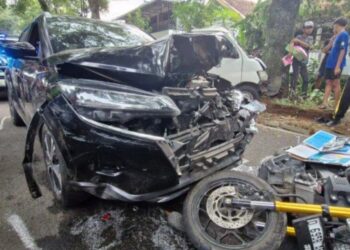 Kondisi Mobil Nissan nopol D 1491 AJQ dan sepeda motor Yamaha XSR nopol D 6958 AEN.(Foto:Istimewa).