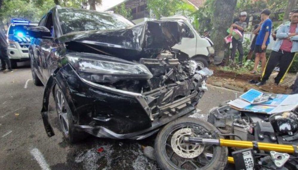 Kondisi Mobil Nissan nopol D 1491 AJQ dan sepeda motor Yamaha XSR nopol D 6958 AEN.(Foto:Istimewa).