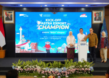 Menteri Perdagangan Budi Santoso bersama Direktur Jenderal Pengembangan Ekspor Nasional Fajarini Puntodewi, Chief of Corporate Affairs PT Astra International Boy Kelana Soebroto, dan Head of Environment Social Responsibility PT Astra International Diah Suran Febrianti meluncurkan Astra Export Champion: UMKM BISA Ekspor di Kantor Kementerian Perdagangan, Jakarta, Senin (19 Mei).