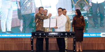 Menteri Perdagangan, Budi Santoso bersama Menteri Hukum, Supratman Andi Agtas menandatangani Nota Kesepahaman (MoU) antara Kementerian Perdagangan dengan Kementerian Hukum yang berlangsung di Kantor Kementerian Hukum, Jakarta, Rabu (14 Mei).(Foto: Humas Kemendag)