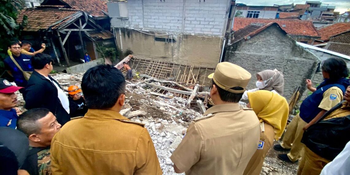 Wakil Wali Kota Bandung Erwin beserta jajaran meninjau longsor di Sukajadi.(Foto: Humas Pemkot Bandung)