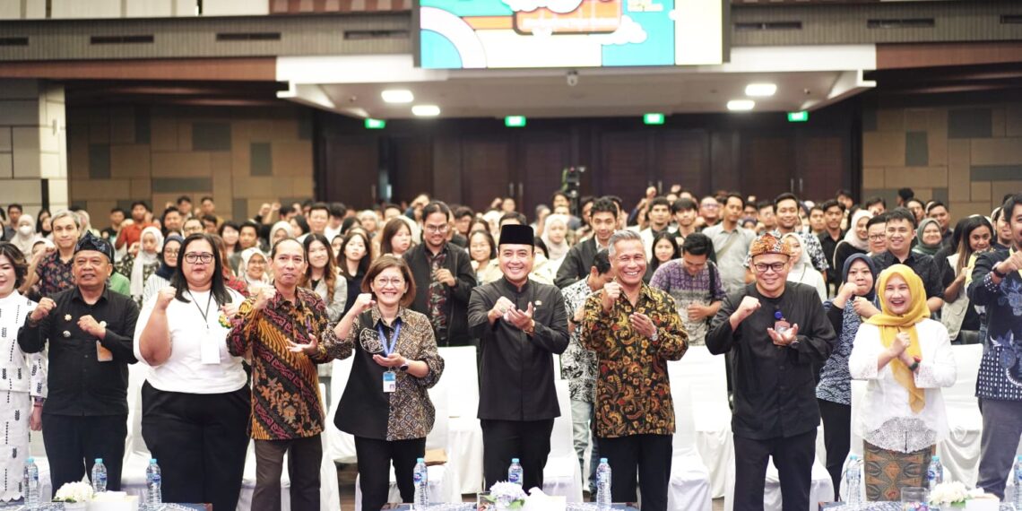 Wakil Wali Kota Bandung, Erwin, menegaskan bahwa sinergi antara pemerintah, dunia usaha, dan perguruan tinggi merupakan kunci penting dalam menurunkan angka pengangguran dan menciptakan ekosistem ketenagakerjaan yang adaptif dan berkelanjutan. Hal tersebut disampaikannya saat membuka Maranatha Job Fair 2025 di Universitas Kristen Maranatha, Kamis (8/5/2025).