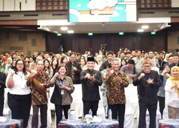 Wakil Wali Kota Bandung, Erwin, menegaskan bahwa sinergi antara pemerintah, dunia usaha, dan perguruan tinggi merupakan kunci penting dalam menurunkan angka pengangguran dan menciptakan ekosistem ketenagakerjaan yang adaptif dan berkelanjutan. Hal tersebut disampaikannya saat membuka Maranatha Job Fair 2025 di Universitas Kristen Maranatha, Kamis (8/5/2025).