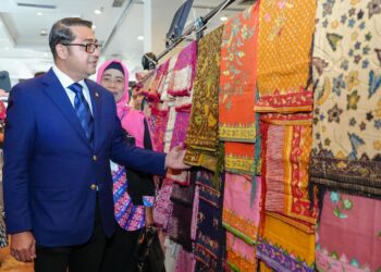 Menteri Pariwisata dan Ekonomi Kreatif (Menparekraf) Teuku Riefky Harsya menekankan pentingnya transformasi dan inovasi dalam pengembangan Usaha Mikro, Kecil, dan Menengah (UMKM) fesyen muslim sebagai upaya untuk meningkatkan daya saing produk kreatif Indonesia di pasar internasional.