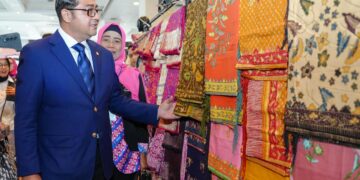 Menteri Pariwisata dan Ekonomi Kreatif (Menparekraf) Teuku Riefky Harsya menekankan pentingnya transformasi dan inovasi dalam pengembangan Usaha Mikro, Kecil, dan Menengah (UMKM) fesyen muslim sebagai upaya untuk meningkatkan daya saing produk kreatif Indonesia di pasar internasional.