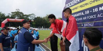 Menteri Pemuda dan Olahraga Republik Indonesia (Menpora RI) Dito Ariotedjo mengalungkan medali emas kepada Graha Rizky dan Dea Salsabila Putri di ajang Modern Pentathlon Southeast Asia (MPSEA) Championship 2025 di Akademi Angkatan Udara, Yogyakarta, Senin (12/5). (foto:herry/kemenpora.go.id)