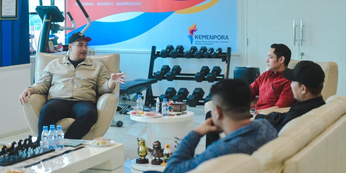 Menteri Pemuda dan Olahraga (Menpora) RI Dito Ariotedjo dan Wakil Menpora (Wamenpora) Taufik Hidayat menerima audiensi Komunitas Bapack-Bapack Bikin di Lantai 10 Graha Pemuda, Jalan Gerbang Pemuda Nomor 3, Senayan, Kamis (8/5) siang.(foto:bagus/kemenpora.go.id)