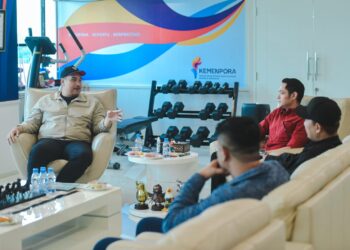 Menteri Pemuda dan Olahraga (Menpora) RI Dito Ariotedjo dan Wakil Menpora (Wamenpora) Taufik Hidayat menerima audiensi Komunitas Bapack-Bapack Bikin di Lantai 10 Graha Pemuda, Jalan Gerbang Pemuda Nomor 3, Senayan, Kamis (8/5) siang.(foto:bagus/kemenpora.go.id)