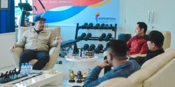 Menteri Pemuda dan Olahraga (Menpora) RI Dito Ariotedjo dan Wakil Menpora (Wamenpora) Taufik Hidayat menerima audiensi Komunitas Bapack-Bapack Bikin di Lantai 10 Graha Pemuda, Jalan Gerbang Pemuda Nomor 3, Senayan, Kamis (8/5) siang.(foto:bagus/kemenpora.go.id)