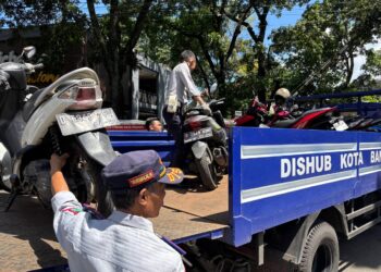 Penertiban parkir liar.(Foto: Humas Pemkot Bandung)