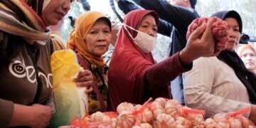 Penjual bawang diserbu ibu-ibu di pasar murah.(Foto: Humas Pemkot Bandung)