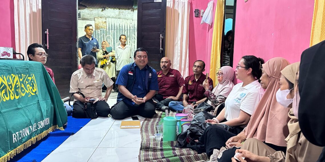Kementerian Luar Negeri (Kemlu) Republik Indonesia bersama Kedutaan Besar Republik Indonesia (KBRI) di Phnom Penh berhasil memfasilitasi pemulangan jenazah WNI/PMI korban kasus penipuan daring (online scam) atas nama Rizal Sampurna dari Kamboja ke tanah air, Sabtu (11/5). Jenazah tiba di Bandara Juanda, Surabaya, pukul 19.30 WIB dan langsung diberangkatkan ke kampung halaman almarhum di Banyuwangi melalui jalur darat.(Foto: Humas Kemlu)