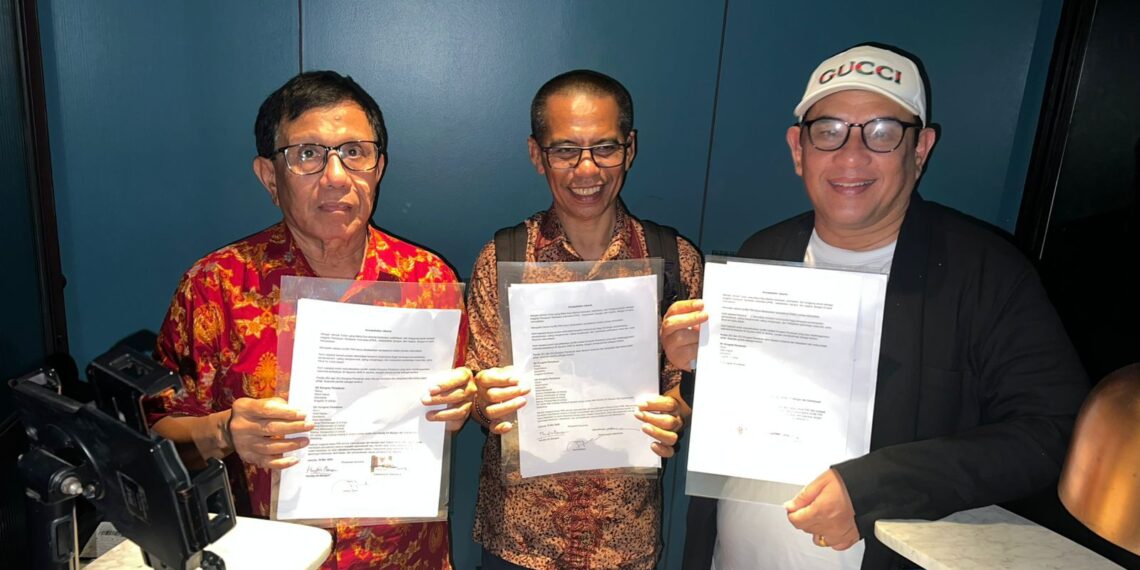 KESEPAKATAN JAKARTA - Ketua Umum PWI hasil Kongres Bandung, Hendry Ch Bangun (kiri) dan Ketua Umum PWI hasil KLB Zulmansyah Sekedang (kanan) serta anggota Dewan Pers Dahlan Dahi berfoto bersama sesuai penandatanganan Kesepakatan Jakarta, Jumat (16/5/2025) tengah malam, di Jakarta. Melalui Kesepakatan Jakarta, kedua pihak sepakat mengakhiri konflik melalui Kongres Persatuan.
(Foto: Istimewa)