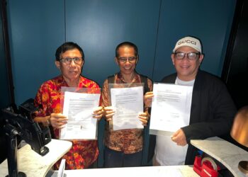 KESEPAKATAN JAKARTA - Ketua Umum PWI hasil Kongres Bandung, Hendry Ch Bangun (kiri) dan Ketua Umum PWI hasil KLB Zulmansyah Sekedang (kanan) serta anggota Dewan Pers Dahlan Dahi berfoto bersama sesuai penandatanganan Kesepakatan Jakarta, Jumat (16/5/2025) tengah malam, di Jakarta. Melalui Kesepakatan Jakarta, kedua pihak sepakat mengakhiri konflik melalui Kongres Persatuan.
(Foto: Istimewa)