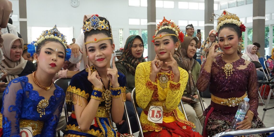 Penari Jaipong, budaya sunda, tari