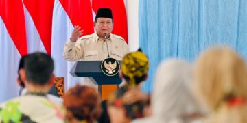 Presiden Republik Indonesia, Prabowo Subianto, menegaskan komitmen pemerintahannya untuk mempercepat perbaikan ekonomi desa serta memperluas jangkauan program Makan Bergizi Gratis (MBG) sebagai bagian dari strategi pembangunan nasional. Pernyataan ini disampaikan saat memperingati Hari Pendidikan Nasional di SD Negeri Cimahpar 5, Kota Bogor, Jawa Barat, Jumat (2/5/2025).(Foto: Setneg)