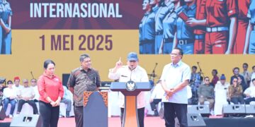 Presiden Prabowo Subianto menghadiri langsung acara peringatan Hari Buruh Internasional yang digelar di kawasan Monumen Nasional (Monas), Jakarta, Kamis (01/05/2025).