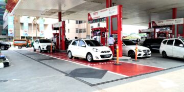 Sejumlah kendaraan roda empat tengah mengisi BBM di sebuah SPBU Kota Serang. (Dok. Istimewa)