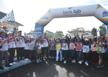 Ribuan peserta memadati kawasan Pusat Pemerintahan Sumedang (PPS) pada Sabtu (3/5/2025) untuk mengikuti kegiatan jalan sehat bertajuk Sumedang Walker. Acara ini merupakan bagian dari rangkaian program Sumedang Sehat dalam rangka memperingati Hari Jadi ke-447 Kabupaten Sumedang, sekaligus menjadi momentum untuk mendorong gaya hidup sehat dan peduli lingkungan.(Foto: Humas Pemkab Sumedang)