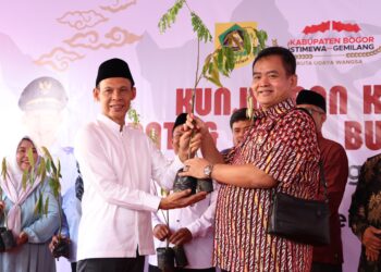 Wakil Bupati Bogor, Ade Ruhandi (kiri) menyerahkan bibit pohon.(Foto: Dok. Humas Pemkab Bogor)