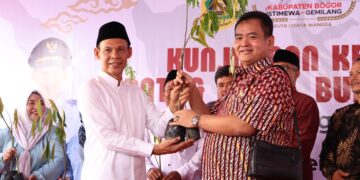 Wakil Bupati Bogor, Ade Ruhandi (kiri) menyerahkan bibit pohon.(Foto: Dok. Humas Pemkab Bogor)