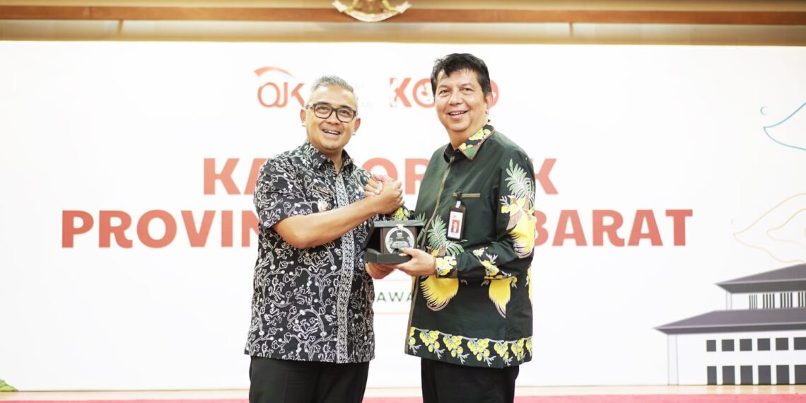 Wali Kota Bandung Muhammad Farhan dan Kepala OJK Jawa Barat Darwisman. (Foto Humas Pemkot Bandung)