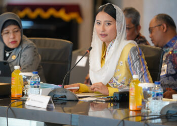 Wakil Menteri Perdagangan, Dyah Roro Esti, menghadiri rapat koordinasi nasional terkait penanganan kendaraan Over Dimension and Over Load (ODOL) yang diselenggarakan di kantor Kementerian Koordinator Bidang Infrastruktur dan Pembangunan Kewilayahan, Jakarta, Selasa (6/5). Rapat dipimpin langsung oleh Menko Bidang Infrastruktur dan Pembangunan Kewilayahan, Agus Harimurti Yudhoyono.