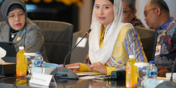 Wakil Menteri Perdagangan, Dyah Roro Esti, menghadiri rapat koordinasi nasional terkait penanganan kendaraan Over Dimension and Over Load (ODOL) yang diselenggarakan di kantor Kementerian Koordinator Bidang Infrastruktur dan Pembangunan Kewilayahan, Jakarta, Selasa (6/5). Rapat dipimpin langsung oleh Menko Bidang Infrastruktur dan Pembangunan Kewilayahan, Agus Harimurti Yudhoyono.