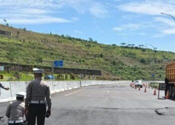 Sejumlah titik di ruas Jalan Tol Cisumdawu arah Majalengka mengalami kerusakan akibat pergerakan tanah. (Dok. Istimewa).