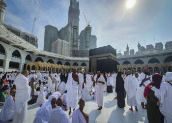 Jamaah berdoa di Masjidl Haram, Makkah. (Dok. Istimewa)