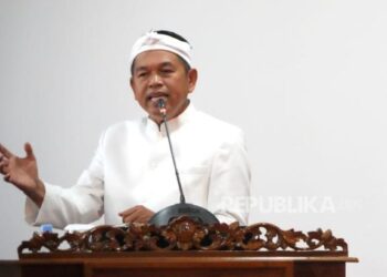 Gubernur Jabar Dedi Mulyadi membangun karakter anak-anak bangsa di pusat pelatihan 'anak hebat' di barak militer. (dok. Istimewa)