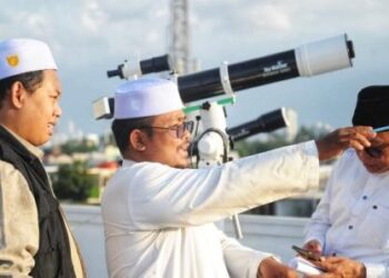 Petugas memantau penampakan hilal Idul Adha 2025, (Dok. Istimewa)