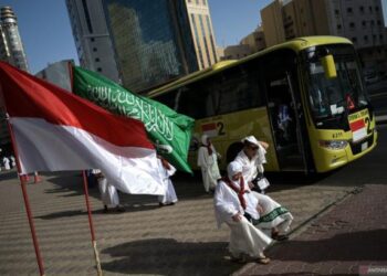 Jamaah haji turun dari Bus Sholawat untuk menuju hotel. (Dok. Istimewa)