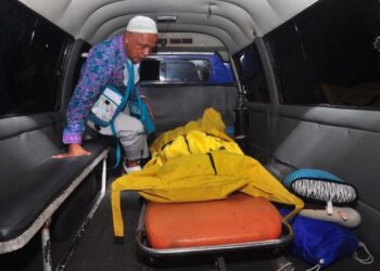 Keluarga berada di samping kantong jenazah seorang jamaah haji yang meninggal dunia di pesawat. (Dok. Istimewa)