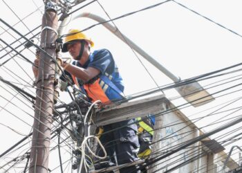 Petugas memperbaiki lampu jalan.(Foto: Humas Pemkot Bandung)