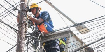 Petugas memperbaiki lampu jalan.(Foto: Humas Pemkot Bandung)