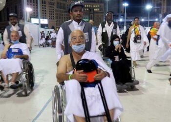 Sejumlah jamaah haji lansia memanfaatkan petugas pendorong kursi roda. (Dok. Istimewa)