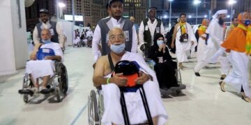 Sejumlah jamaah haji lansia memanfaatkan petugas pendorong kursi roda. (Dok. Istimewa)