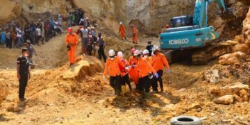 Petugas menggotong salah satu jenazah korban longsor galian C. (Dok. Istimewa)