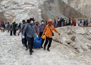 Petugas gabungan kembali mengevakuasi korban meninggal akibat tertimbun longsoran galian C Gunung Kuda, Kabupaten Cirebon. Peristiwa ini merenggut 14 korban jiwa. (Dok. Istimewa)