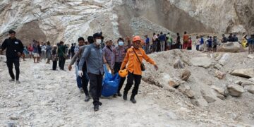 Petugas gabungan kembali mengevakuasi korban meninggal akibat tertimbun longsoran galian C Gunung Kuda, Kabupaten Cirebon. Peristiwa ini merenggut 14 korban jiwa. (Dok. Istimewa)