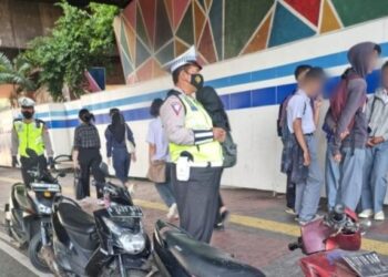 Sejumlah pelajar yang akan terlibat tawuran diamankan aparat berwajib bersama barang bukti senjata tajam dan motor. (Ilustrasi. (Dok. Istimewa)