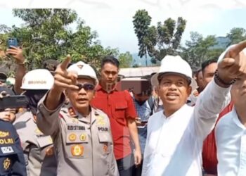 Gubernur Jabar, Dedi Mulyadi dan Kapolda, Irjen Pol. Rudi Setiawan, di lokasi longsor tambang di Kawasan Guunung Kuda, Kabupaten Cirebon.(Foto:Istimewa).