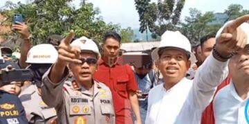 Gubernur Jabar, Dedi Mulyadi dan Kapolda, Irjen Pol. Rudi Setiawan, di lokasi longsor tambang di Kawasan Guunung Kuda, Kabupaten Cirebon.(Foto:Istimewa).