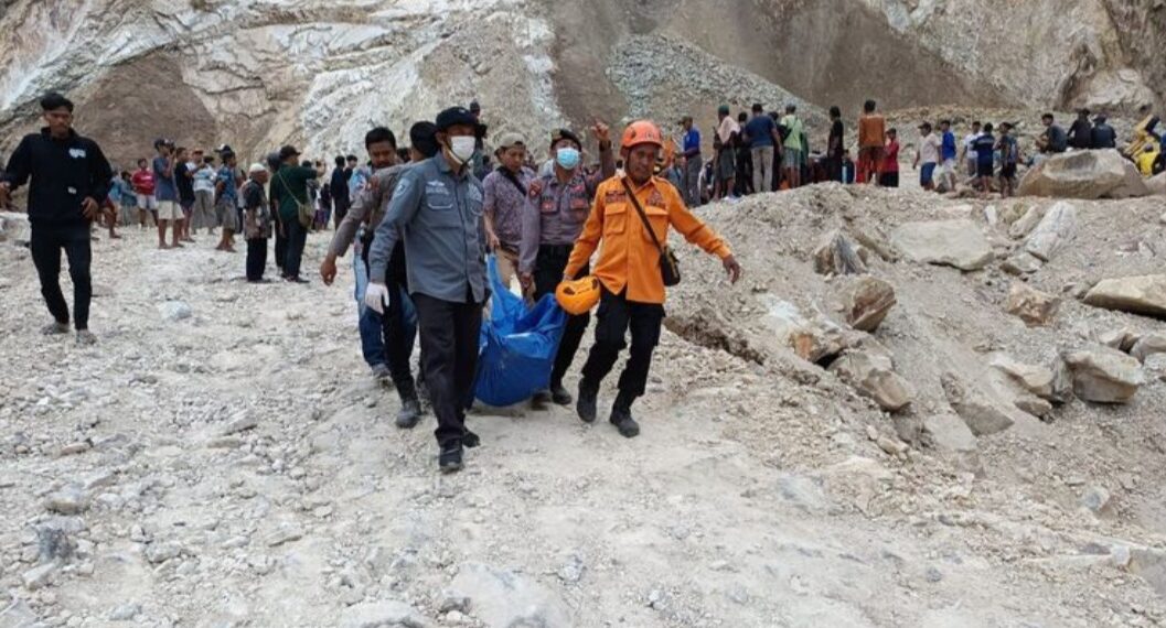 Proses evakuasi jenazah korban longsor di lokasi tambang galian C di Kawasan Gunung Kuda, Kabupaten Cirebon.(Foto:Istimewa).