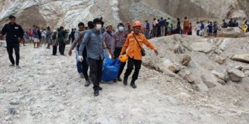 Proses evakuasi jenazah korban longsor di lokasi tambang galian C di Kawasan Gunung Kuda, Kabupaten Cirebon.(Foto:Istimewa).